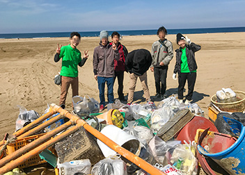 海岸清掃活動の様子（2017年03月 内灘海水浴場）