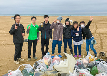 海岸清掃活動の様子（2017年04月 内灘海水浴場）