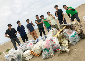 海岸清掃活動の様子（2017年06月 内灘海水浴場）