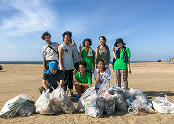 海岸清掃活動の様子（2017年09月 内灘海水浴場）